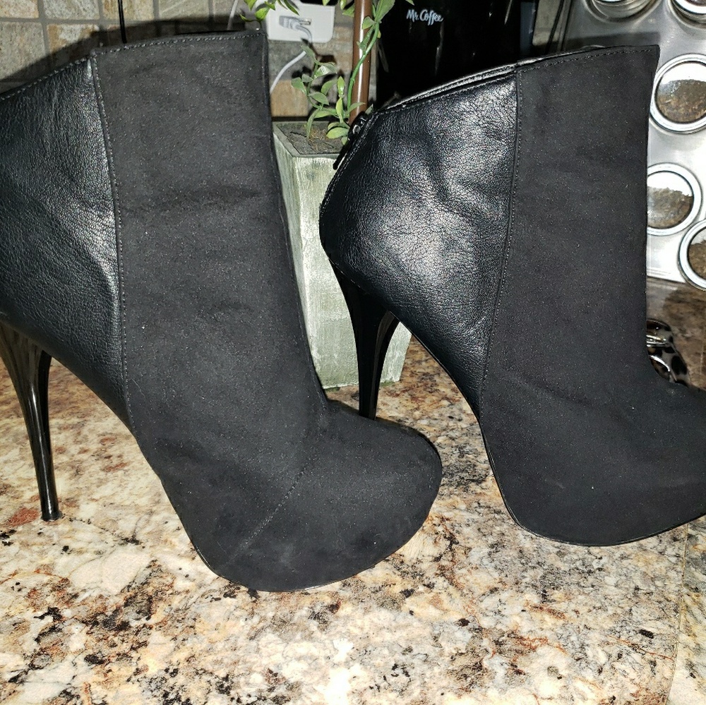 Shi by Journeys Black Leather/Suede Heeled Bootie